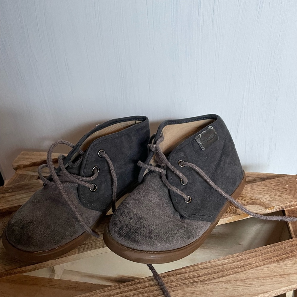 Old Navy two tone suede dress shoe kids size 8